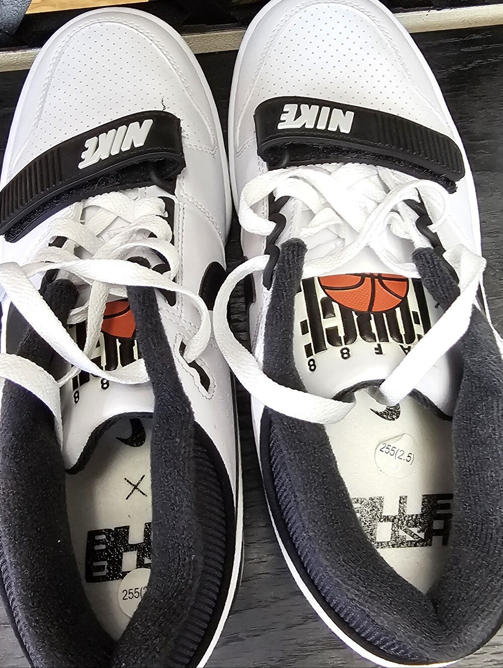 NWOB Nike Men’s White and Black Low-Top Sneakers with Orange Insole Accent